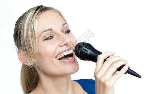 在麦克风上唱着歌的女声头发高清图片素材
