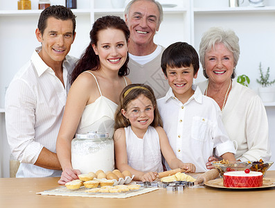 大家族在厨房烘烤背景图片