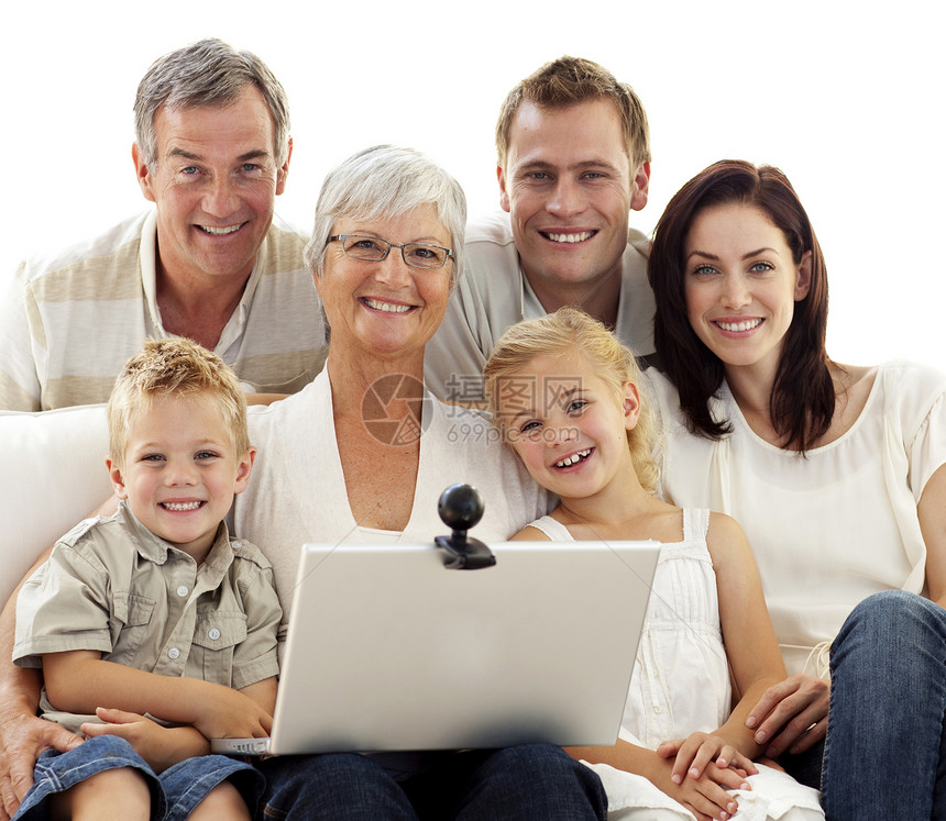 幸福家庭在家使用笔记本电脑妈妈祖父头发房间爸爸母亲乐趣女性互联网男性图片