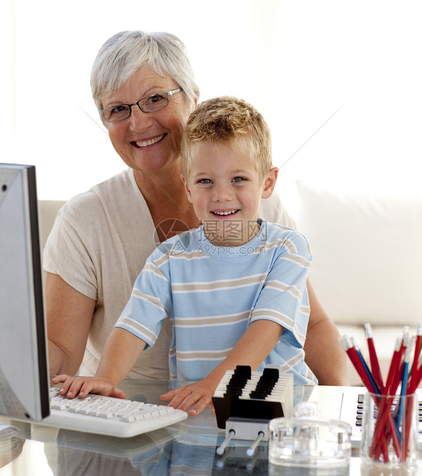和外婆一起用电脑玩乐孙子图片