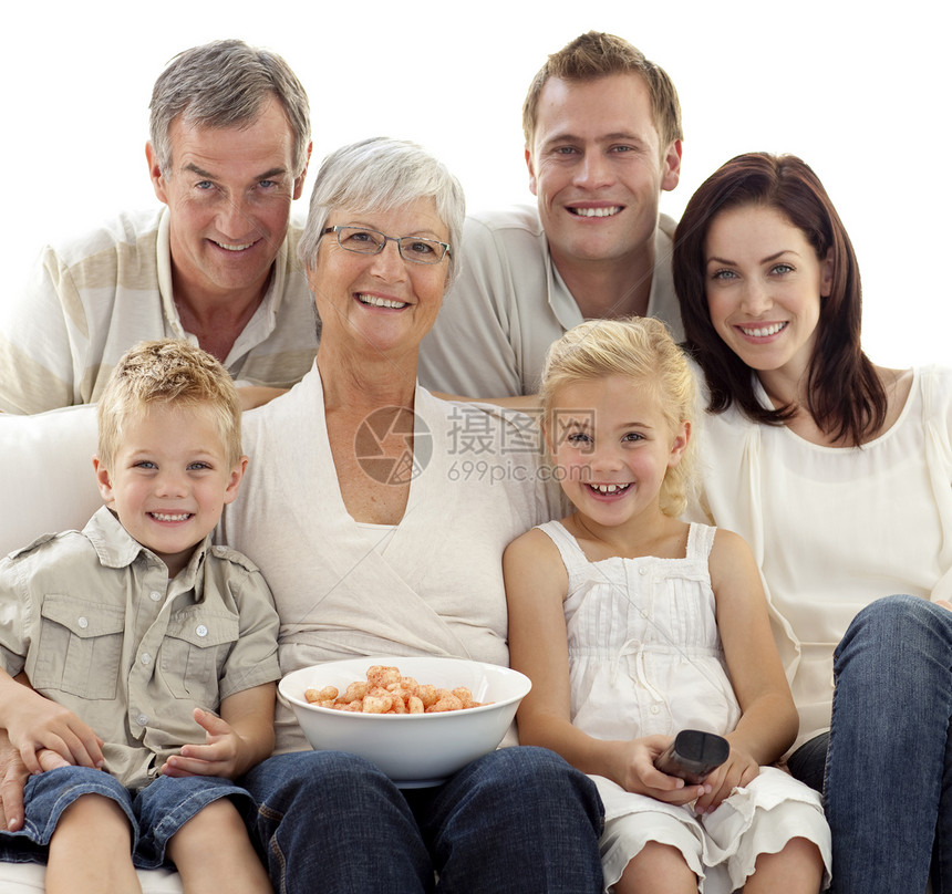 家庭观看电视和吃薯片的肖像图片