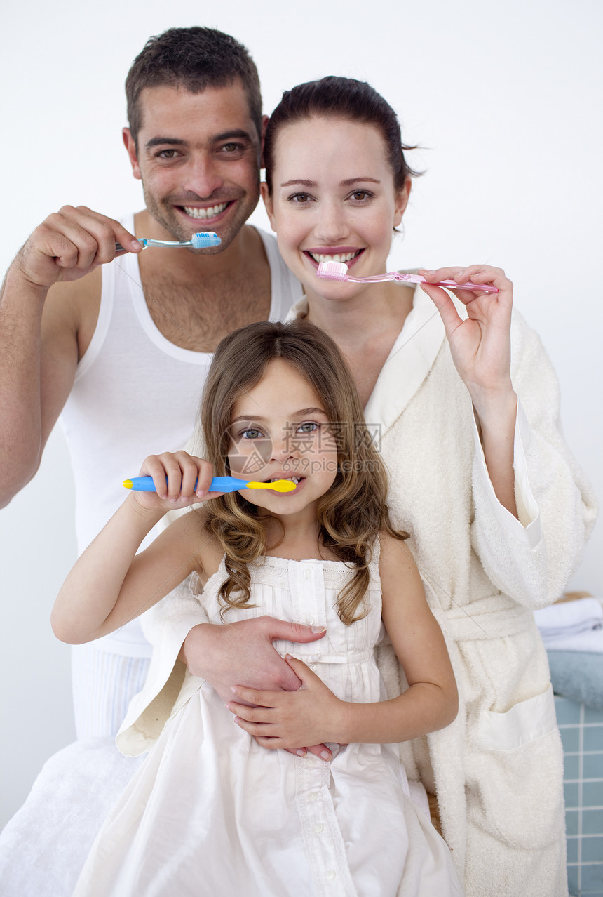 父母和女儿在洗手间打扫牙齿图片