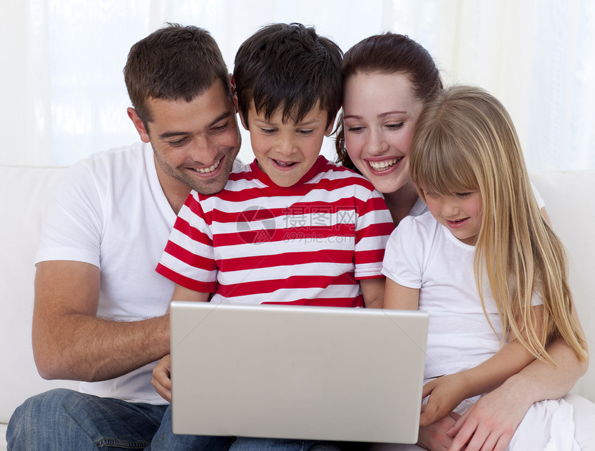 家庭在家里玩笔记本电脑的家庭图片