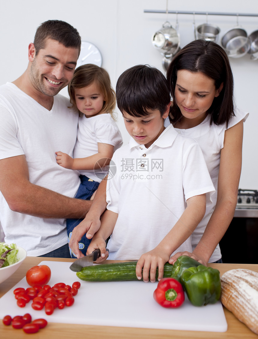 小儿子 和家人一起做饭图片