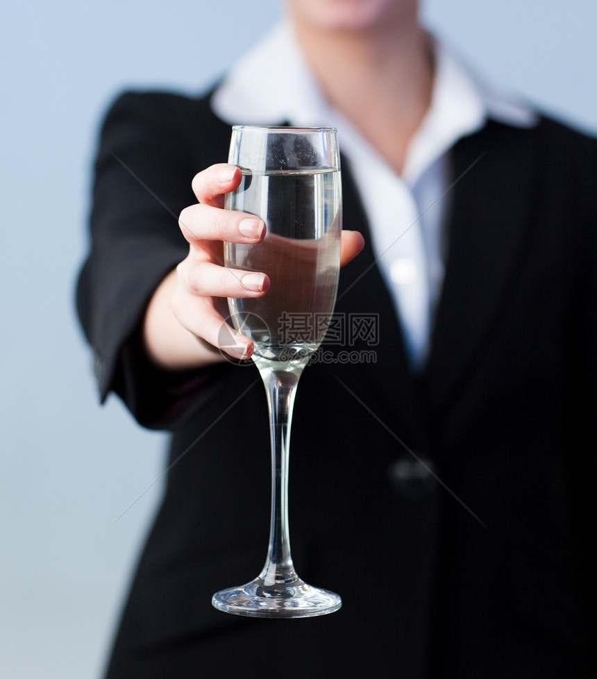 拥有香槟杯的女商家快乐商业黑发工人玻璃庆典幸福男人办公室女性图片