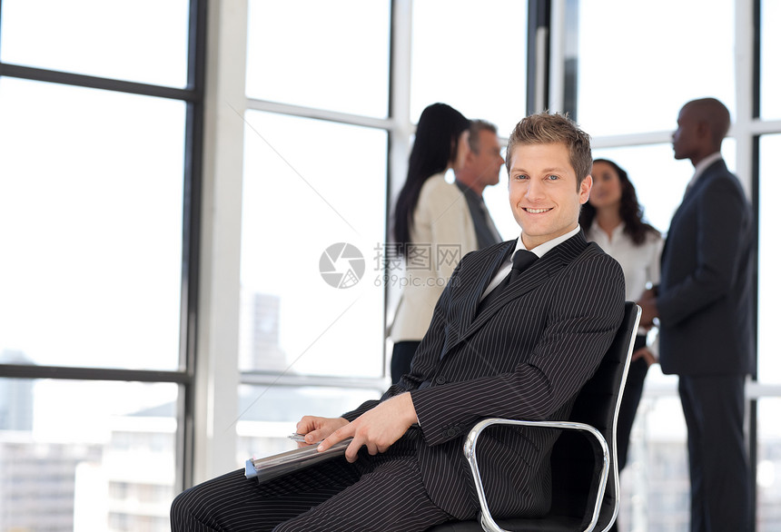 坐在椅子上当值的商务人士职员商务生意人朋友们会议男性环境团体人士电脑图片