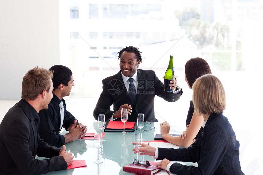 商业团队庆祝香槟盛大成功的欢庆桌子推介会商务经理女性男人白色工作团体女士图片