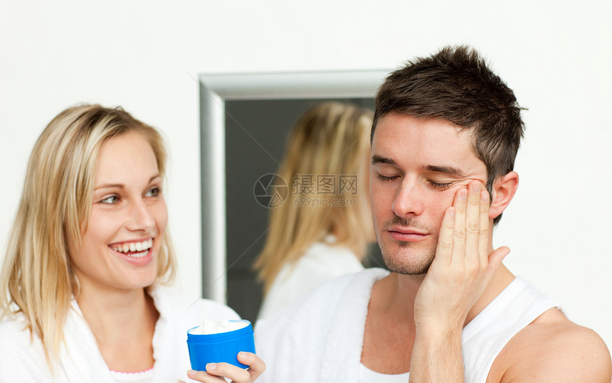 男人和妻子在脸上涂奶油已婚幸福家庭女孩丈夫化妆品微笑女性洗剂润肤图片