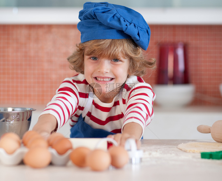 在家里烤面包的好男孩男生烤箱糕点教学电饭煲帮助烹饪家庭食物夫妻图片