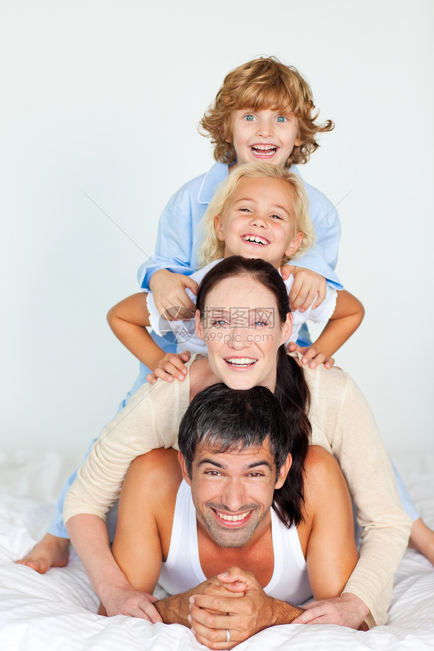 躺在白床上的幸福家庭图片