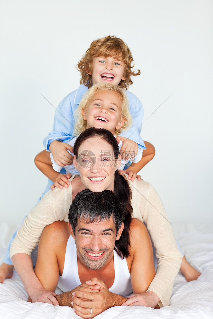 躺在白床上的欢乐家庭图片