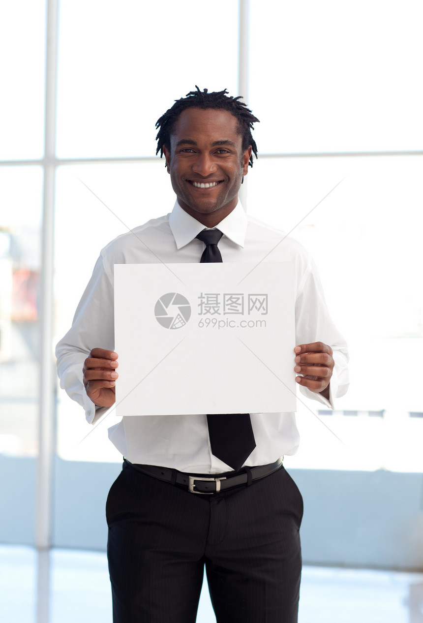 持白卡的非洲裔美国商务人士微笑着笑图片