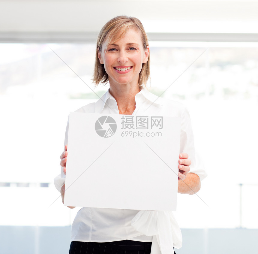 笑脸女人 拿着一张大展示工人卡片老板微笑人士手指商业女性女士图片