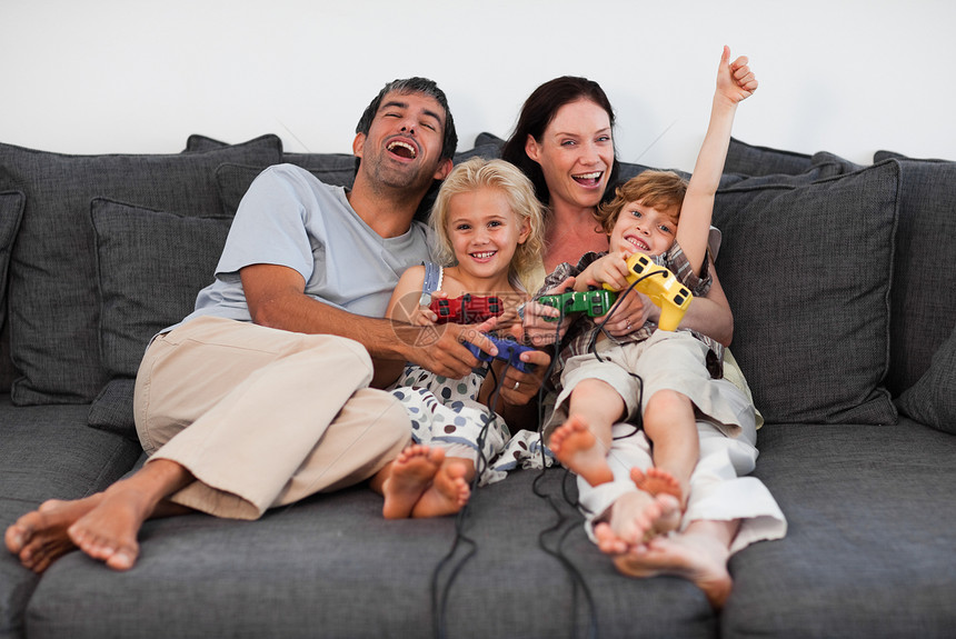 家庭在家里玩游戏游戏的快乐家庭微笑团结儿子夫妻喜悦女儿兄弟女性女孩幸福图片