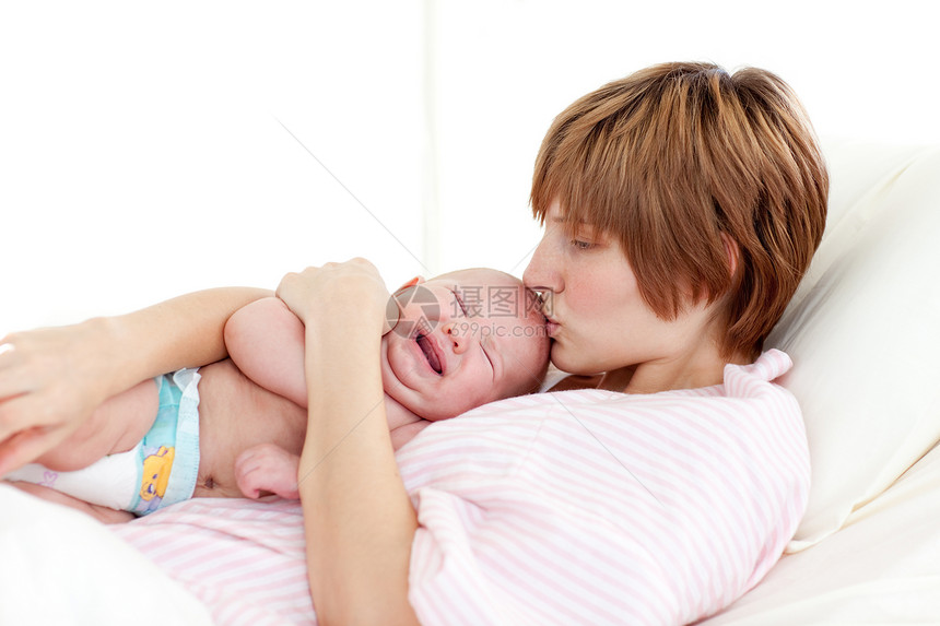 母亲亲吻新生婴儿压痛投标女性哺乳期孩子医院喜悦青年后代母性图片
