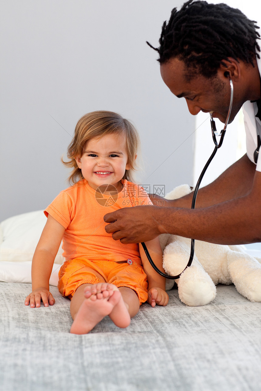 医生在医院检查一个小女孩医疗微笑黑色男性轮椅工人婴儿病人儿科帮助图片