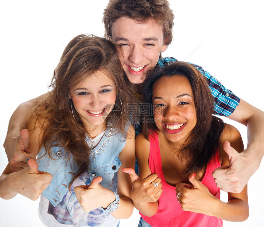 3名青少年朋友们学生男生快乐微笑女性男性乐趣女孩们行动图片