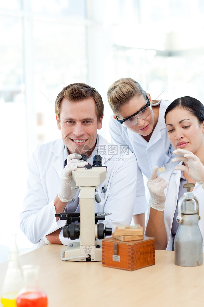 科学家们在显微镜下看幻灯片电路女孩青年夹克商业职业科学家技术电脑外套图片