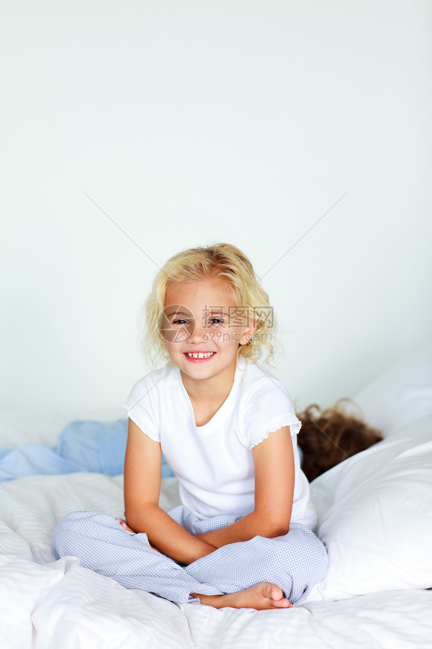 小女孩与复制空间一起坐在床上盖子兄弟床单就寝女性睡衣唤醒时间安全姐姐图片