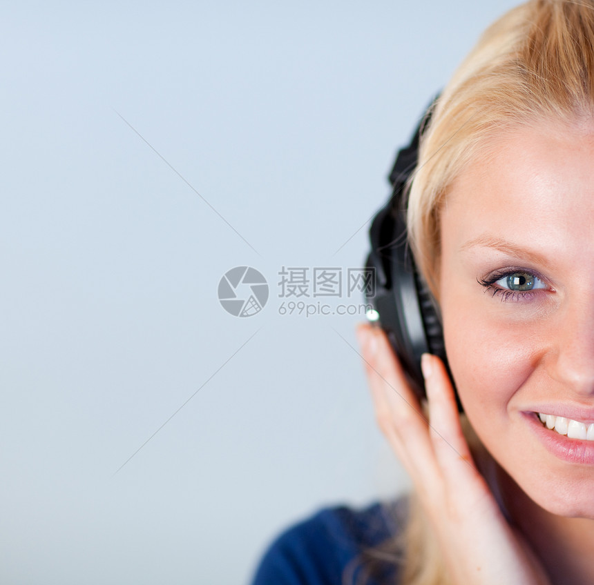吸引人的女性用耳机听音乐的妇女音乐金发女孩幸福头发快乐金发女郎喜悦女士白色图片