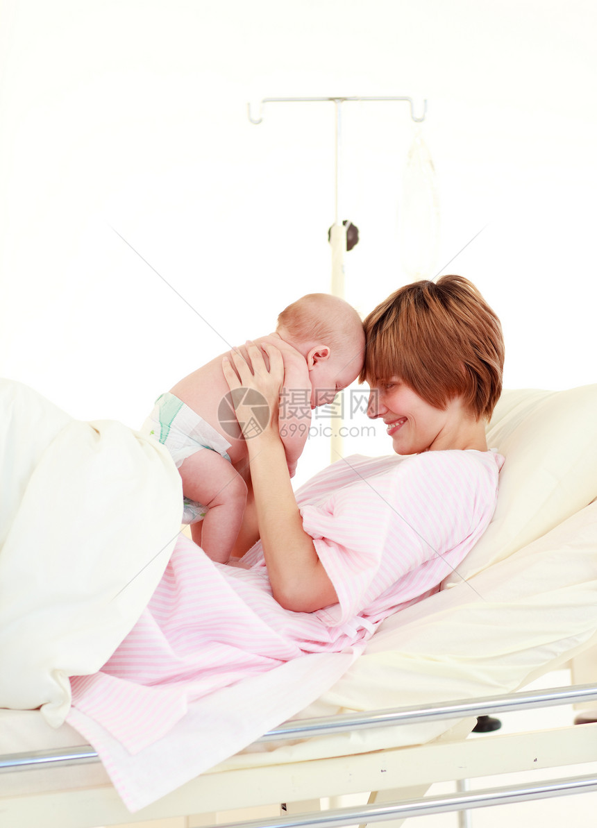 母亲拥抱她新生婴儿的母亲房间女士孩子护士父母食物女性妈妈医院花朵图片