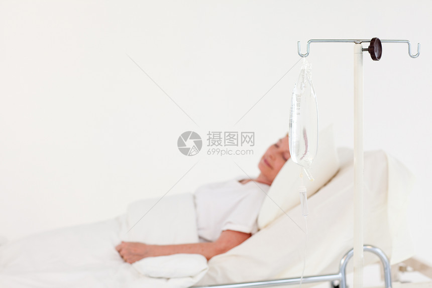 躺在医疗床上的高级病人睡眠食物疾病休息医院头发灰色癌症女士眼睛图片