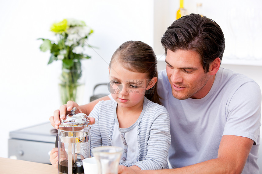 父亲和女儿一起吃早饭的 有感性的父亲和女儿图片