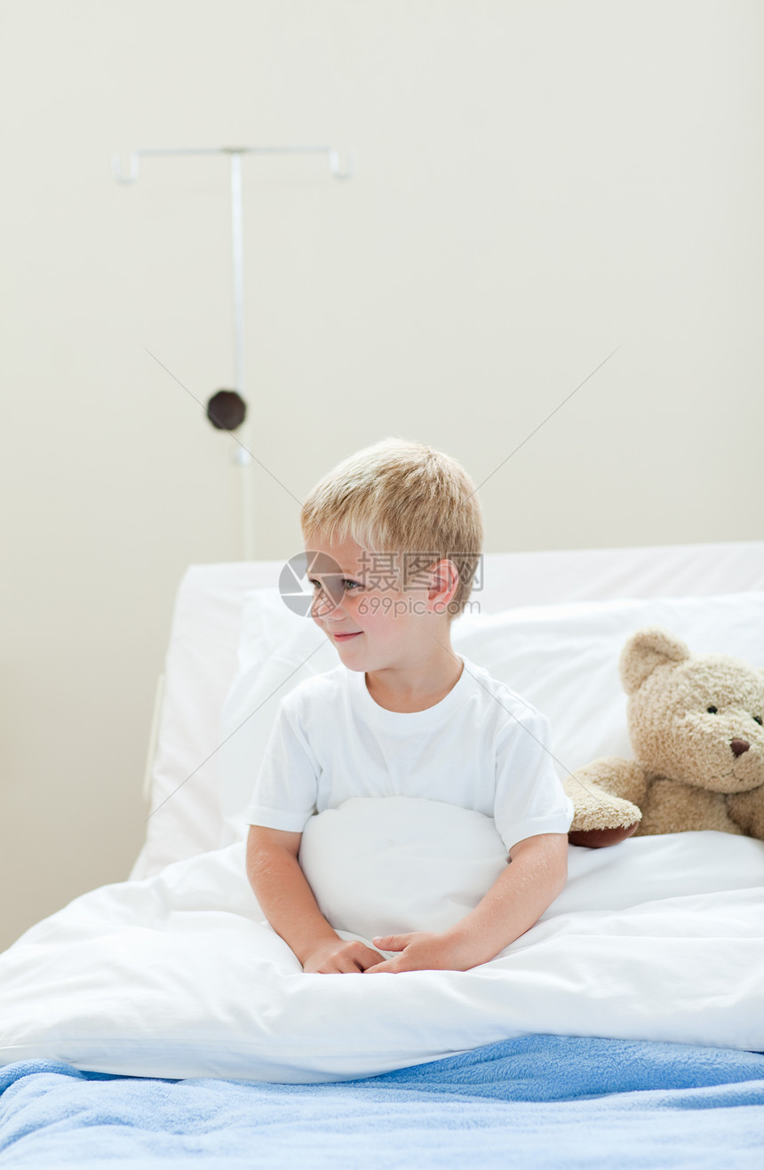 在医院床上微笑的男孩子图片