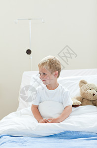 在医院床上微笑的男孩子听诊器高清图片素材