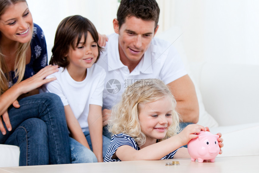 使用猪头银行的正面家庭图片