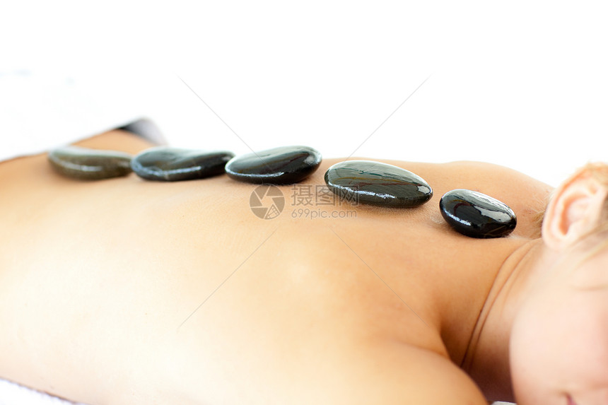 一位有正面女性按摩的肖像福利石头皮肤女士身体水疗毛巾诊所卫生温泉图片