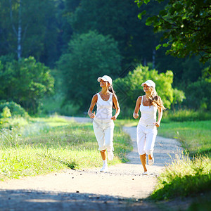 参加竞选的妇女娱乐成人行动锻炼公园慢跑者树木森林火车女性背景图片