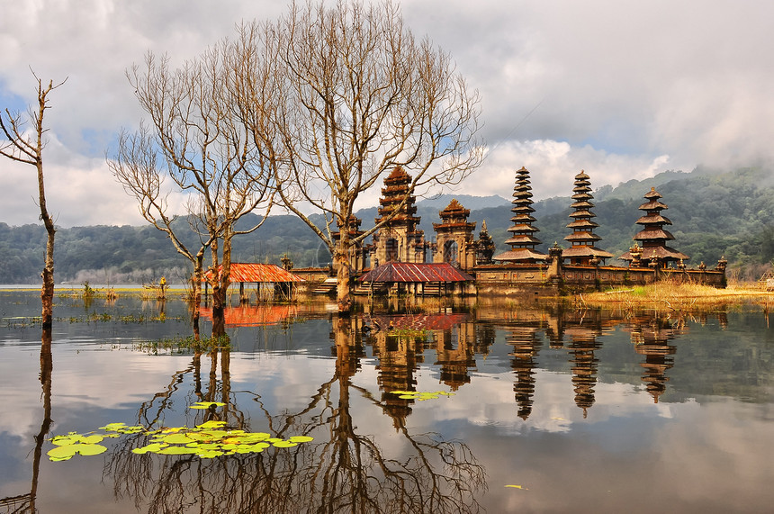 坦布林汉湖上的山地庙宇崇拜建筑精神上帝热带海洋旅行游客传统蓝色图片