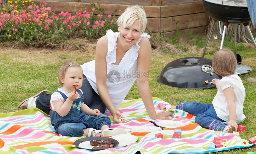 母亲和女儿一起野餐图片