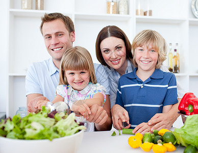 年青的年轻家庭一起烹饪成人母亲营养微笑父亲兄弟女儿亲热后代快乐幸福高清图片素材