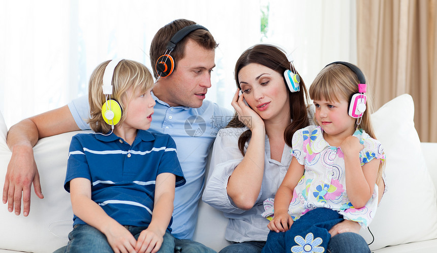带耳机的家庭听听听音乐团体朋友们房间闲暇乐趣沙发享受男生快乐音乐图片