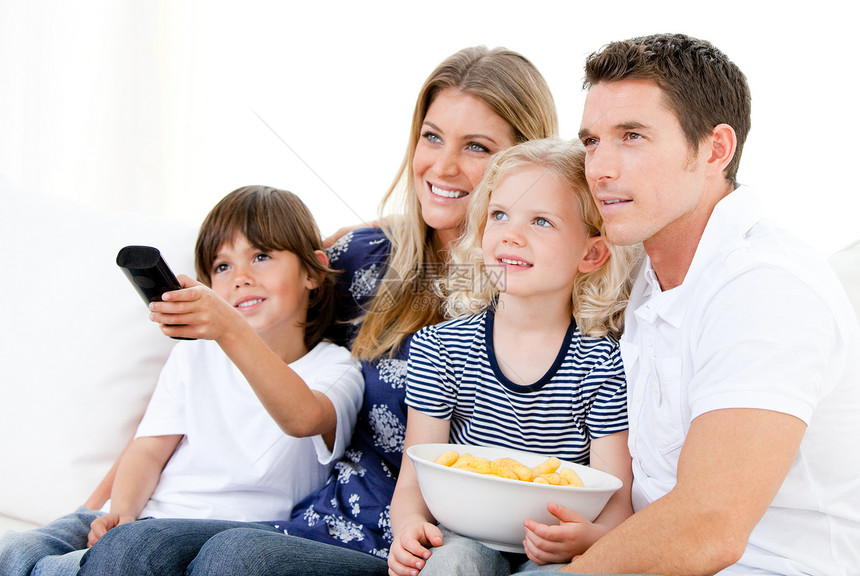 微笑的家庭在电视上看一部电影控制姐姐男人多样性成人男生幸福屏幕父亲动画图片