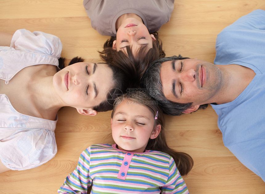 躺在地上睡着的幸福家庭图片