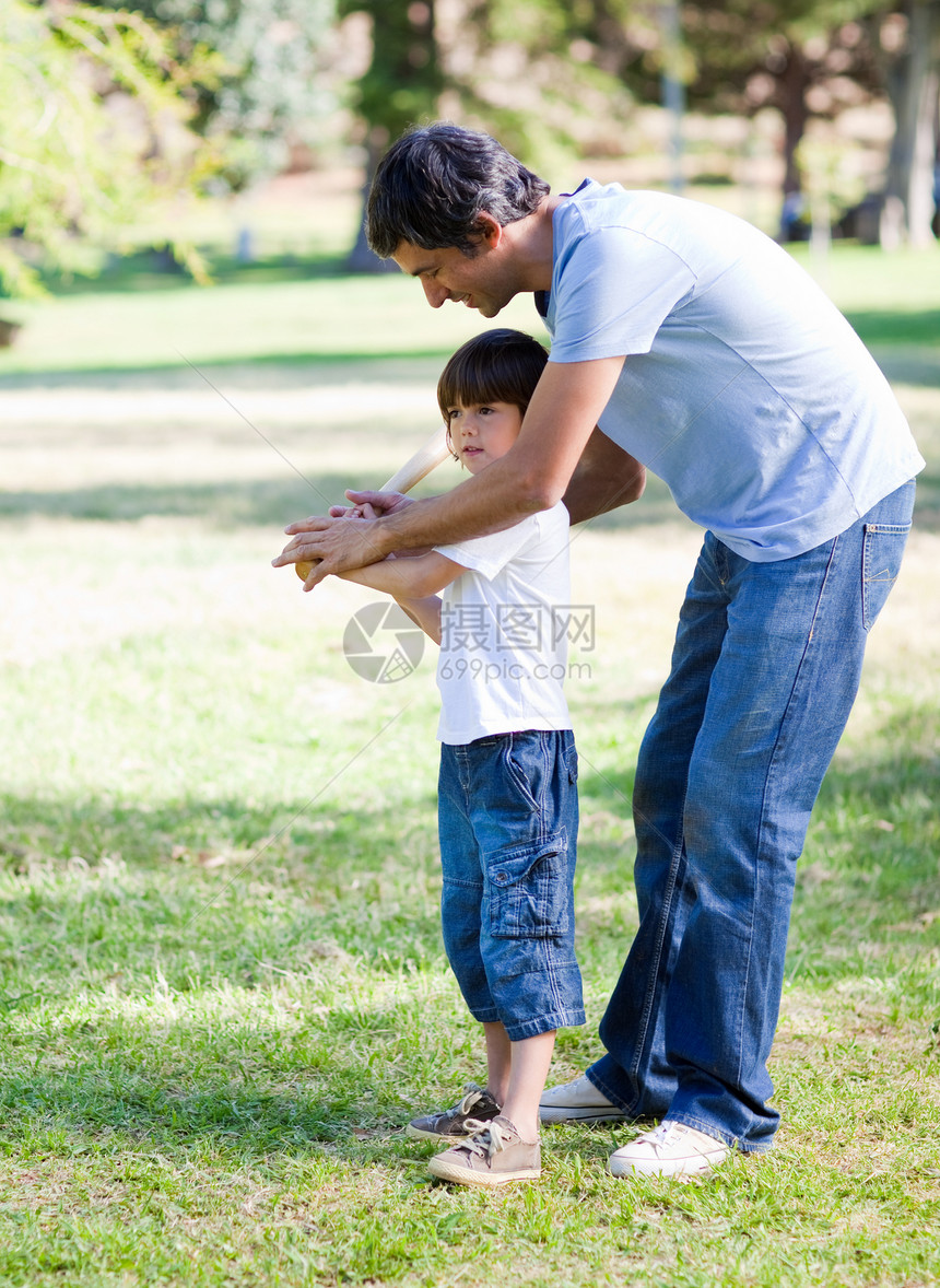 和他父亲打棒球的爱小男孩图片