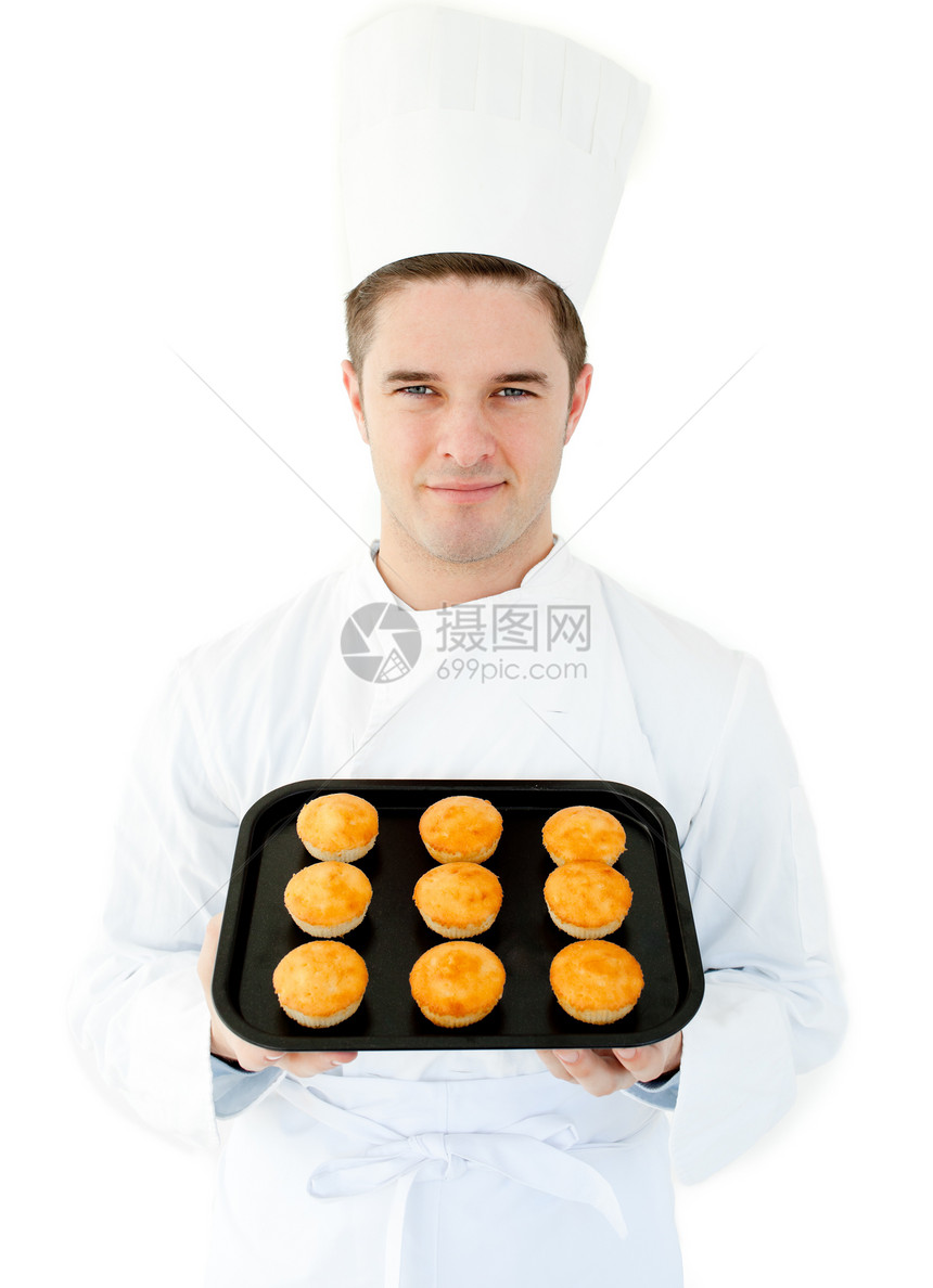 微笑的厨师拿着松饼在镜头中图片