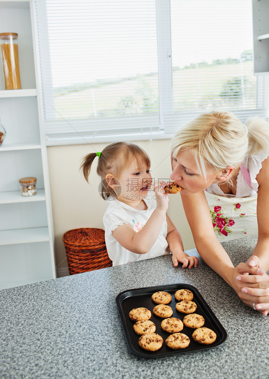 漂亮妈妈和女儿一起做饼干的图片