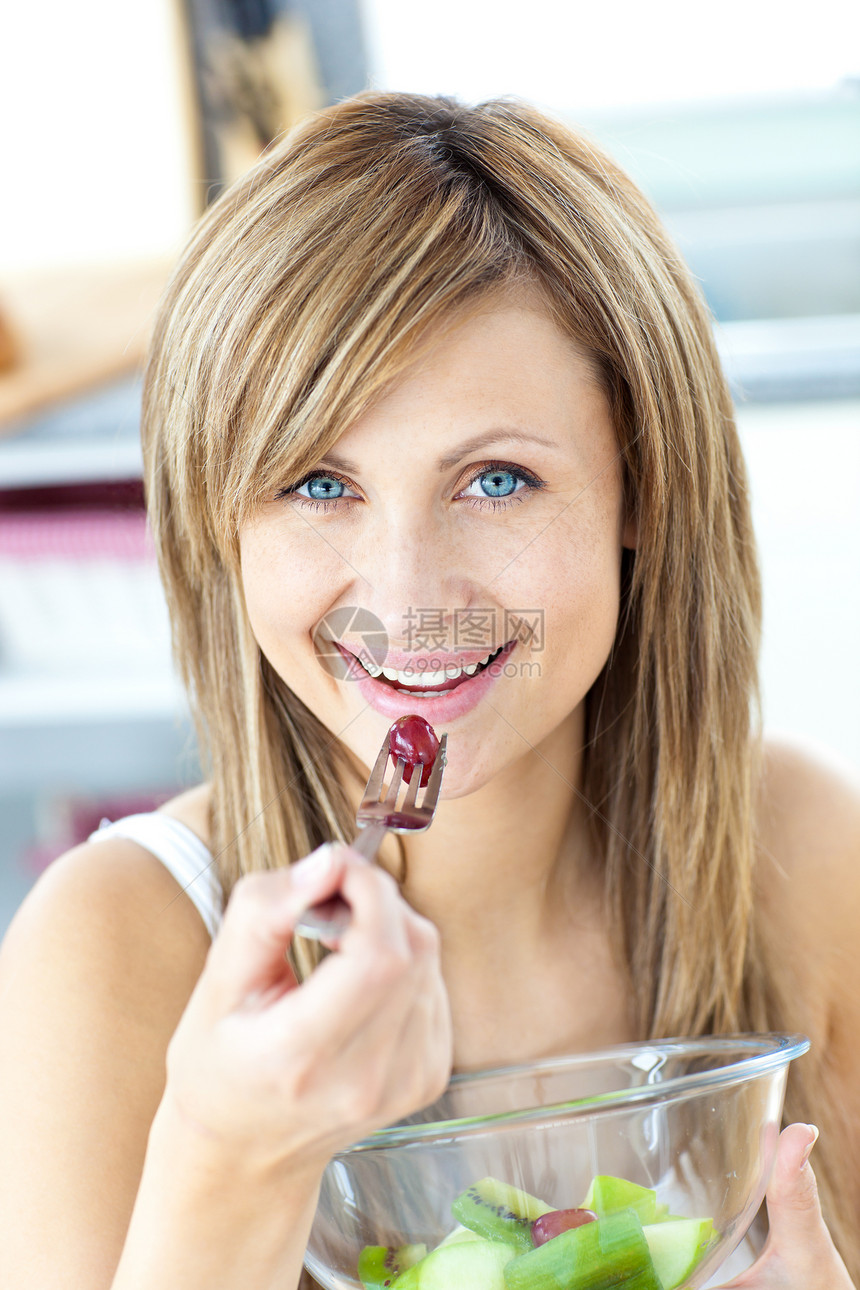 欢乐女人吃水果沙拉 在镜头前微笑图片
