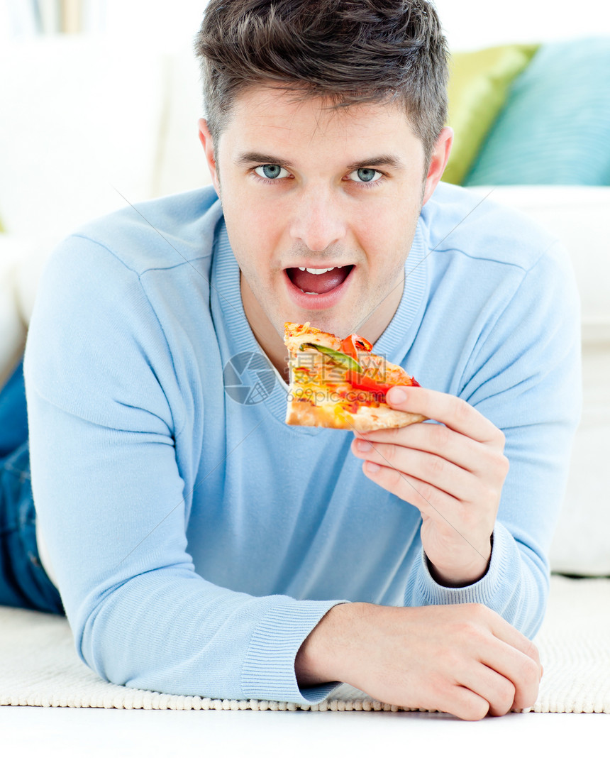 躺在地上吃披萨的年轻人图片