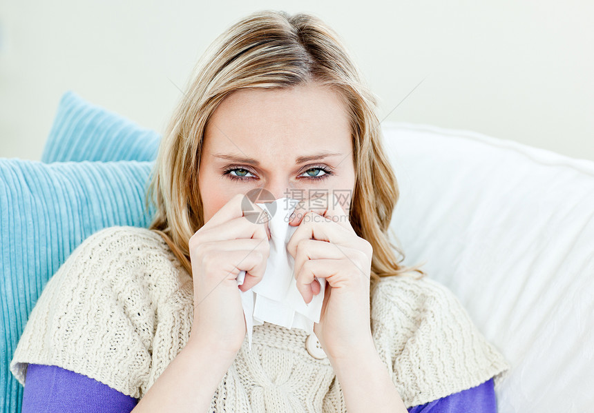 在沙发上用纸巾的 患病妇女医疗喷嚏流感客厅手帕卫生长椅保健过敏痛苦图片
