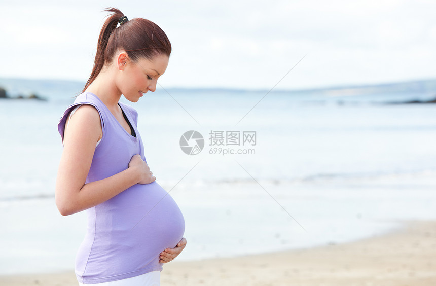 孕妇在沙滩上摸肚子的孕妇图片