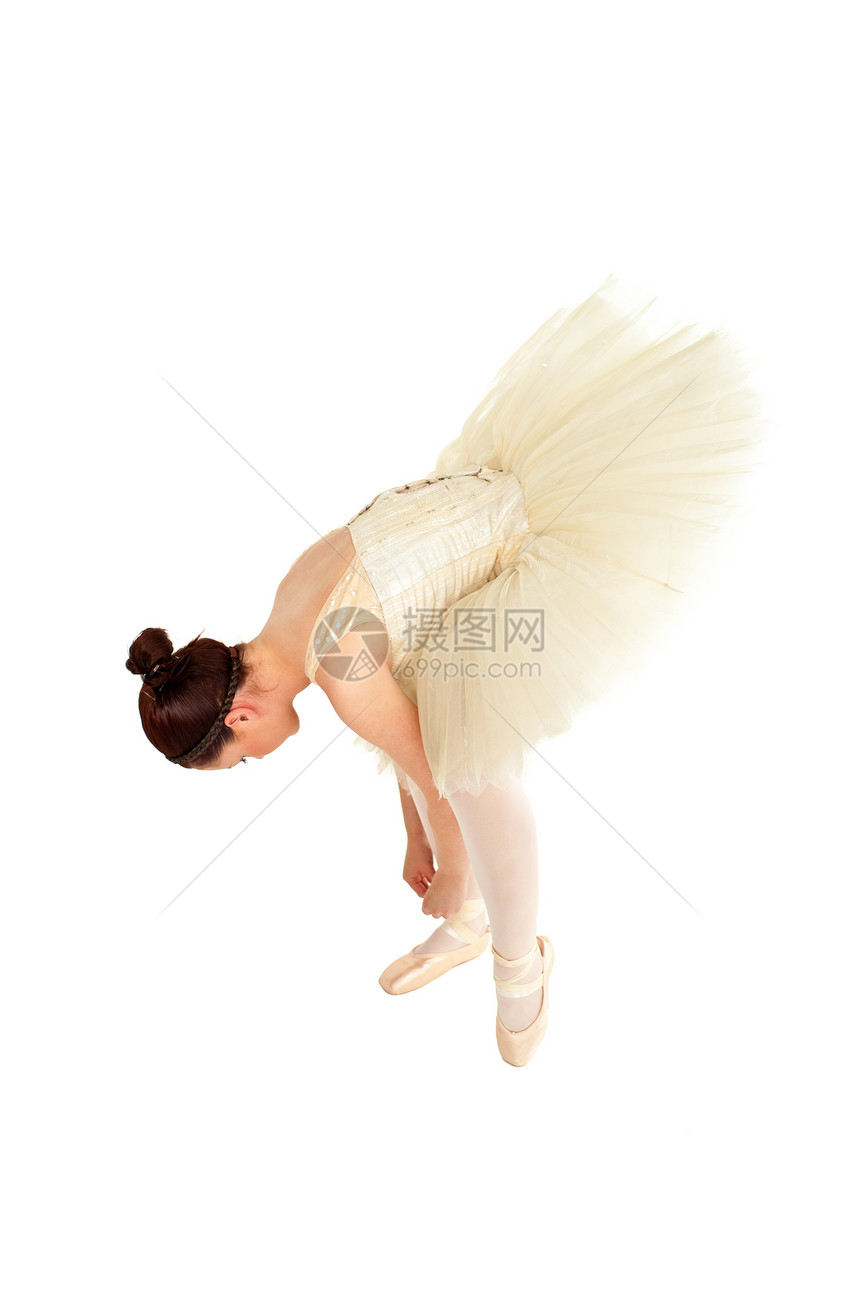 芭蕾舞者用白色背景来绑紧她的舞鞋图片