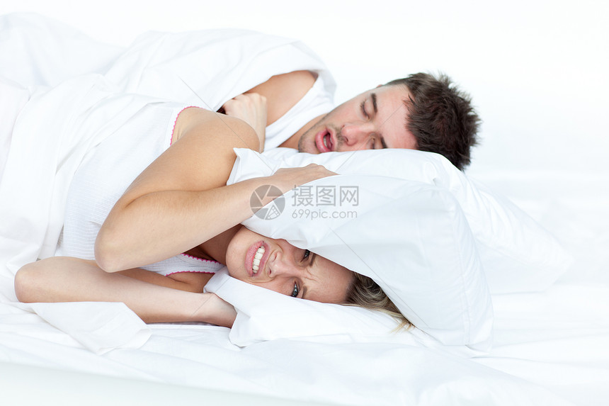 和男朋友在床上打呼噜的不高兴的女人图片