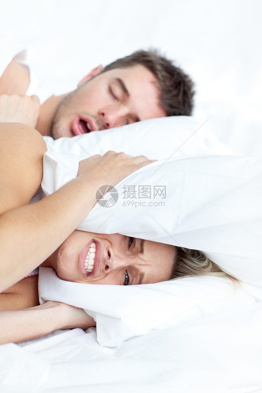 躺在床上的情侣时间唤醒就寝刺激男人盖子轨枕呼吸丈夫鼻子图片