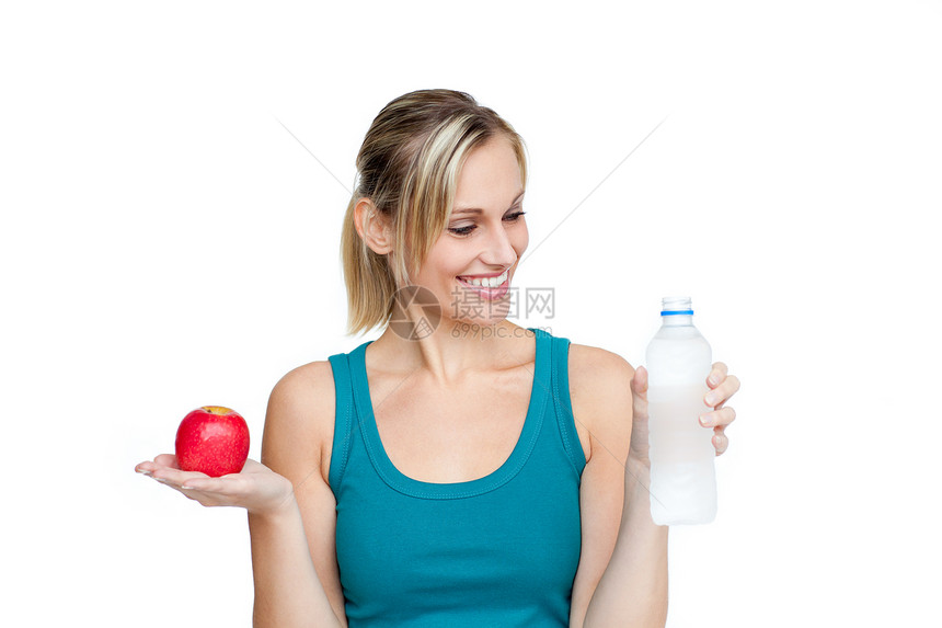 手拿水和苹果的美丽女士微笑图片