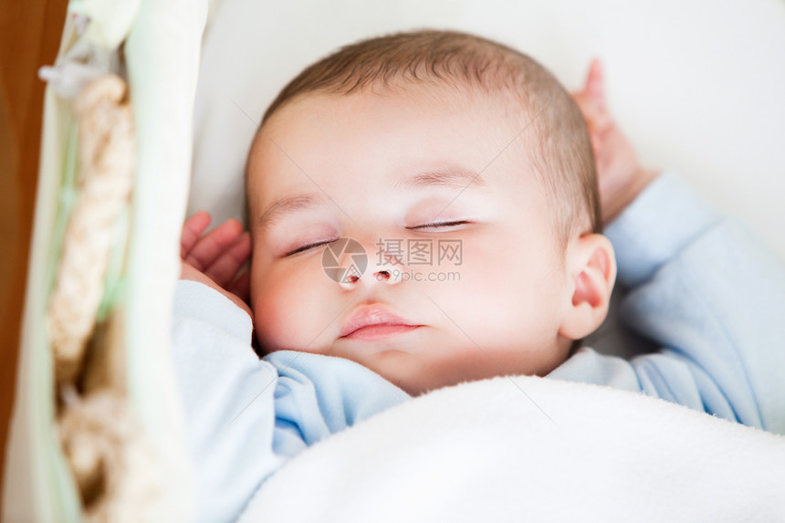 躺在摇篮中睡觉婴儿的肖像图片